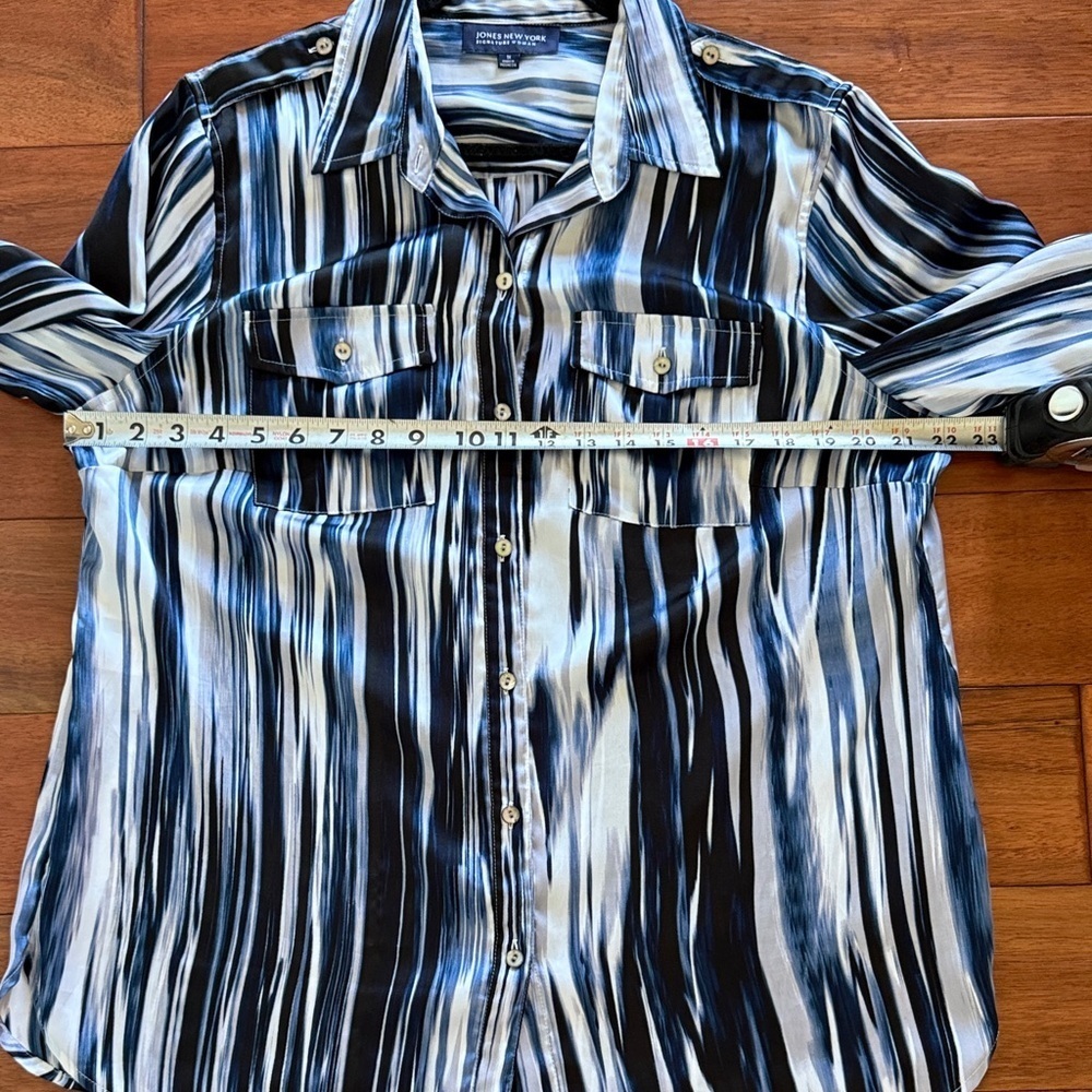 Jones New York Signature Size 1X Vertical Artsy Blue & White Striped Blouse - Picture 8 of 9